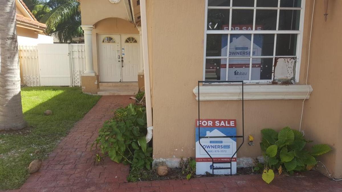 The exterior of a West Kendall home owned by Deutsche Bank and Ocwen Financial on July 27, 2017. The two corporations are being accused by the National Fair Housing Alliance of not maintaining homes in primarily African-American and Hispanic neighborhoods as efficiently as they maintained homes in primarily white neighborhoods.