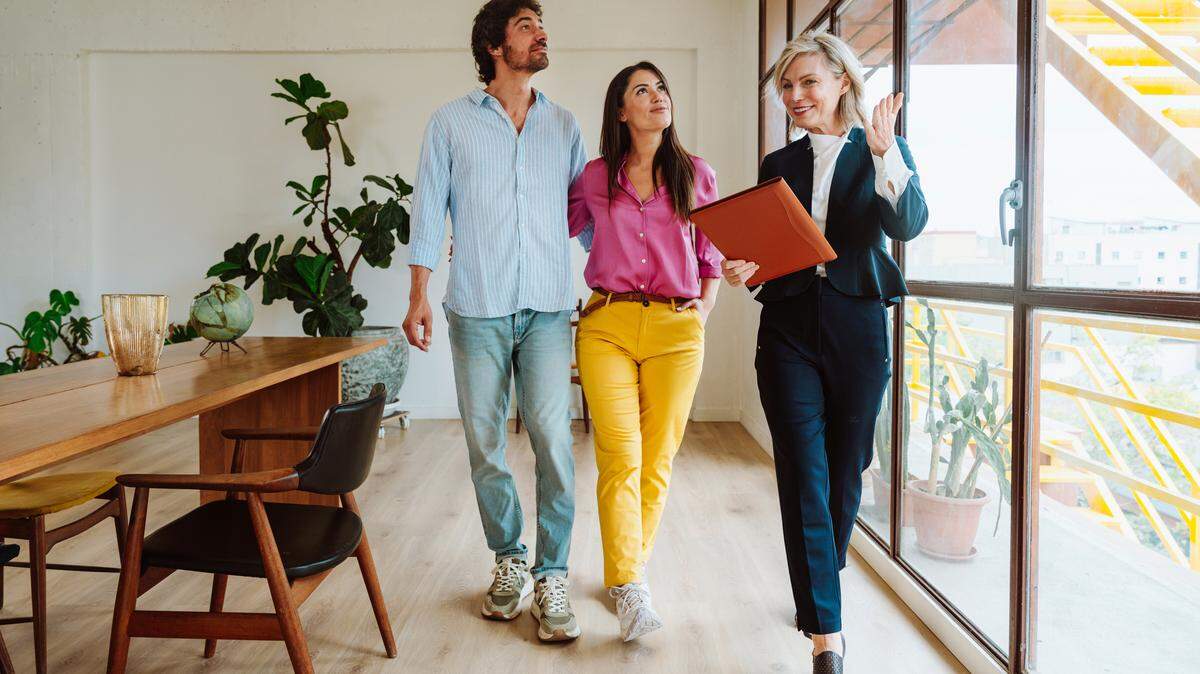 Condos and single-family homes each come with distinct benefits and challenges. Here’s how to weigh them with confidence.