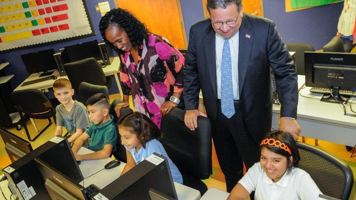 David L. Cohen, a senior executive at Comcast who oversees the company’s low-cost Internet program called Internet Essentials, and Olympic medalist Jackie Joyner-Kersee, Internet Essentials’ national spokesperson, work with children learning digital literacy in a computer lab in Houston.
