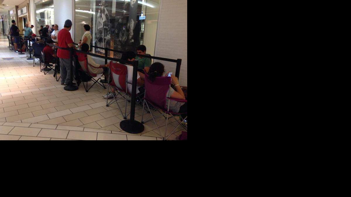 
Apple fans line up in front of the Apple Store in Dadeland Mall waiting to purchase the iPhone 6.
