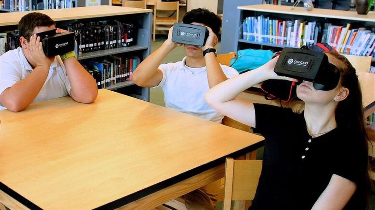 Hialeah Gardens Senior High students take a virtual field trip of the Great Barrier Reef using Nearpod’s virtual reality experiences.