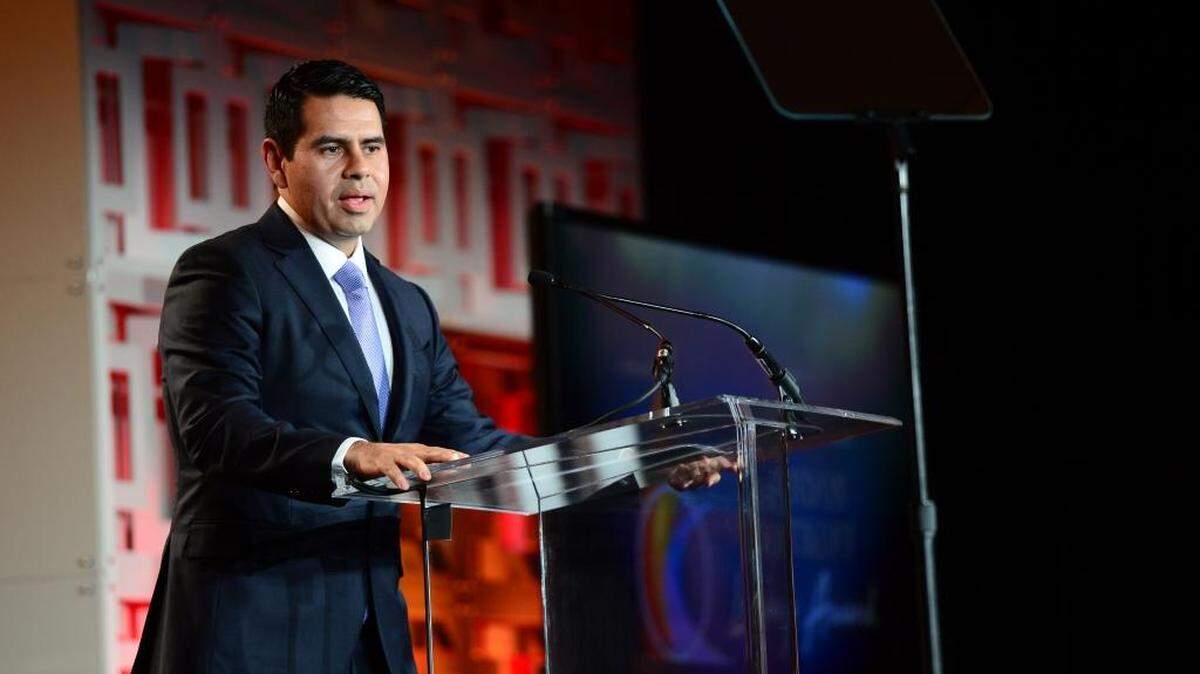 NBCUniversal International Group and NBCUniversal Telemundo Enterprises chairman Cesar Conde accepts his Brandon Tartikoff Legacy Award during the NATPE convention at the Fontainebleau Miami Beach on Wednesday, Jan. 17, 2018. Other honorees included Jane Fonda and Tom Selleck.