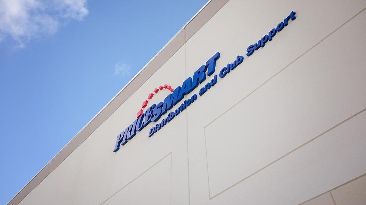 PriceSmart’s new 325,000-square-foot facility, located at 11441 NW 107th St. in Flagler Station in Medley, will serve 75 warehouse clubs across its retail network in Latin America, house 120 loading positions and provide parking for more than 100 trailers.　