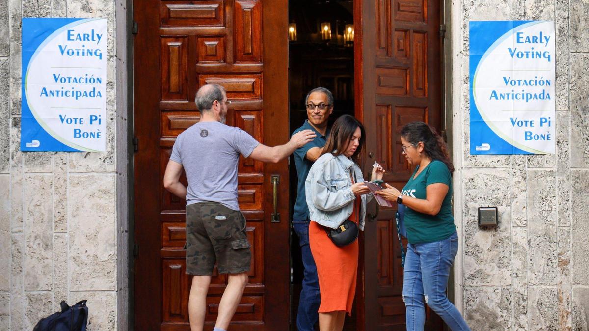 Los votantes llegan y salen de la Biblioteca de Coral Gables durante la votación anticipada el lunes 21 de octubre de 2024 en Coral Gables, Florida.
