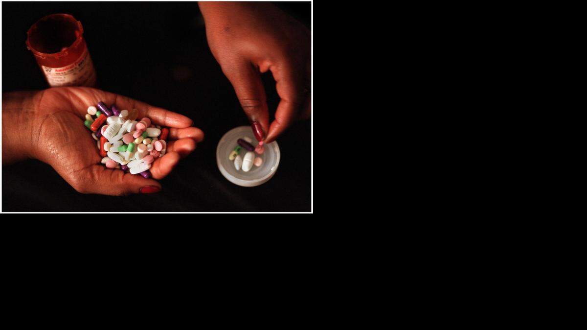 Una paciente sostiene sus medicamentos contra el VIH/SIDA.