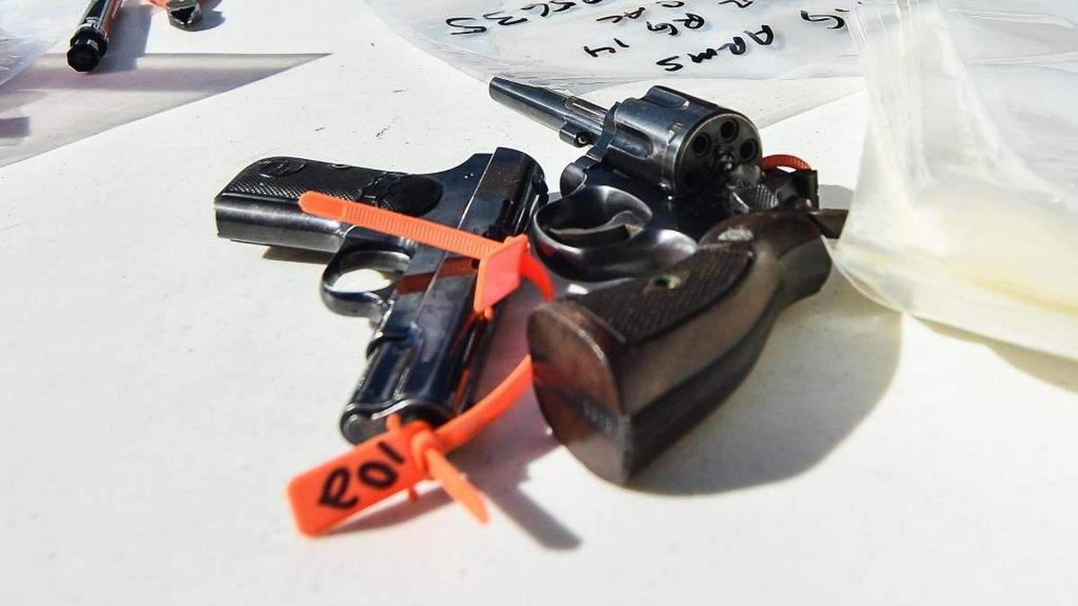 Esta fotografía de 2013 de una pistola semiautomática y un revólver fue tomada en un programa de recompra de armas llevado a cabo por la policía de la ciudad de Miami para reducir la violencia armada. Un estudio publicado el viernes encontró que quién paga los costos hospitalarios de la violencia armada puede depender de la cobertura estatal de Medicaid para adultos solteros.
