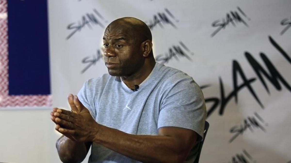 La leyenda viva del baloncesto Earvin “Magic’’ Johnson regresó al club de sus días de gloria en la NBA, Los Lakers de Los Ángeles, pero ahora como asesor de la copropietaria Jeanie Buss “en todas las áreas del baloncesto y los negocios”, informó ese equipo el jueves.