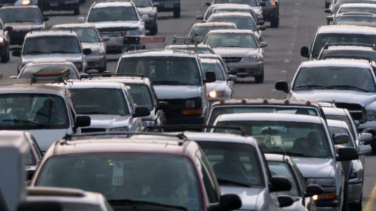 Prices at the pump dropped slightly last week after several weeks of increases.