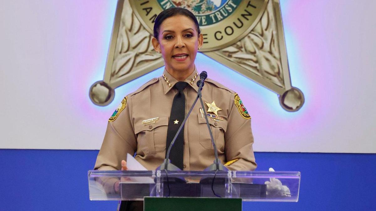 La sheriff de Miami-Dade, Rosie Cordero-Stutz, emitió una declaración en X diciendo que ordenó una revisión del programa de seguridad de autobuses escolares cuando fue elegida.