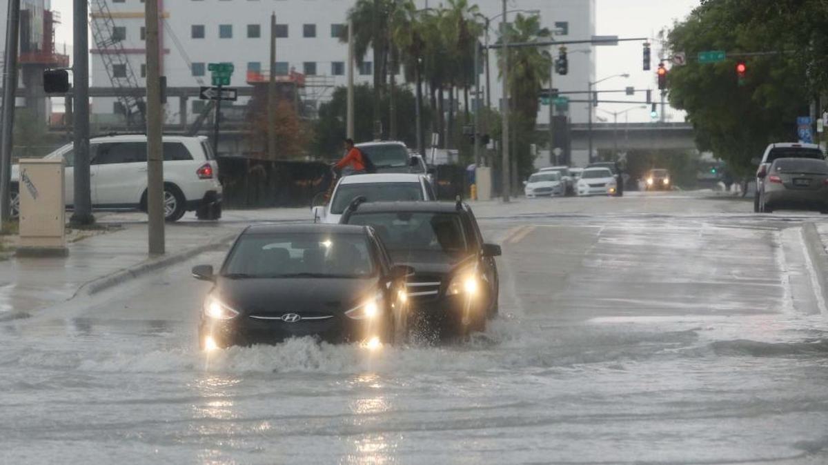 Drivers along Biscayne Boulevard and Northeast Eighth Street deal with flooded streets during the afternoon drive on Wednesday, May 4, 2016.