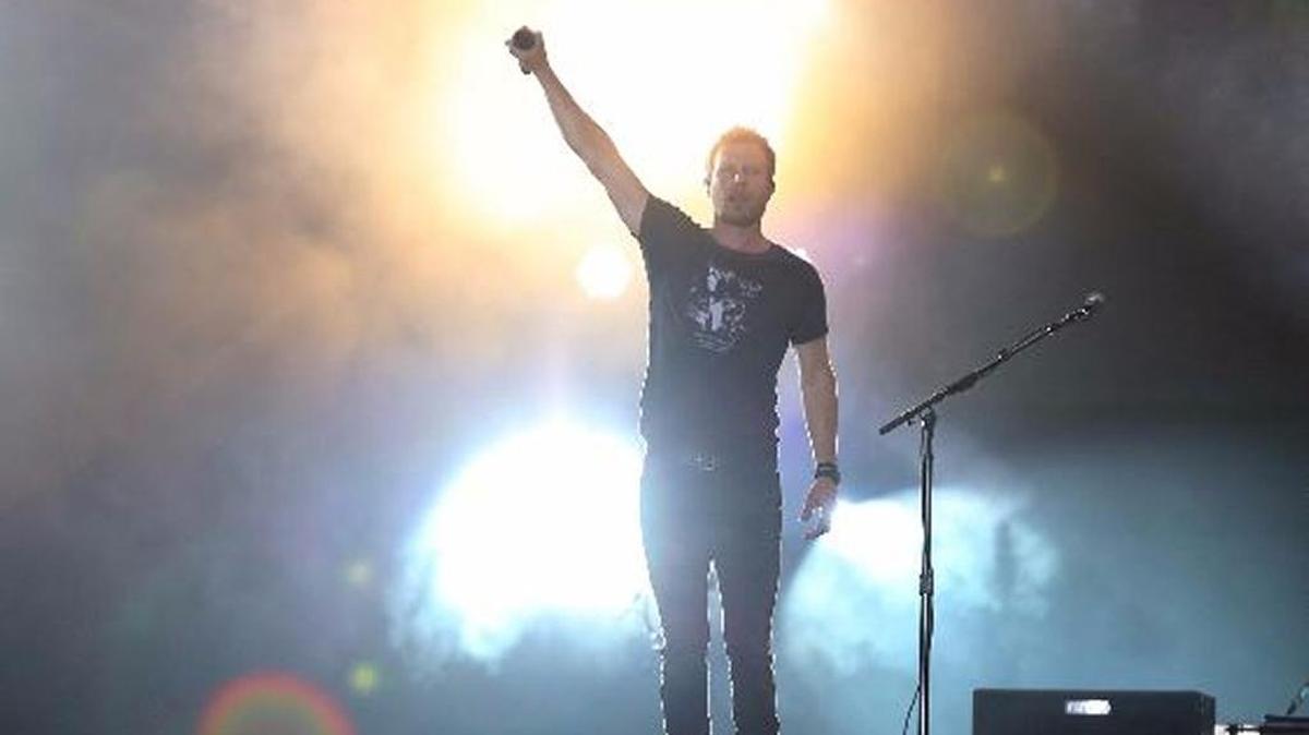 Dierks Bently performs at the rainy Tortuga Music Festival on Friday, April 15.