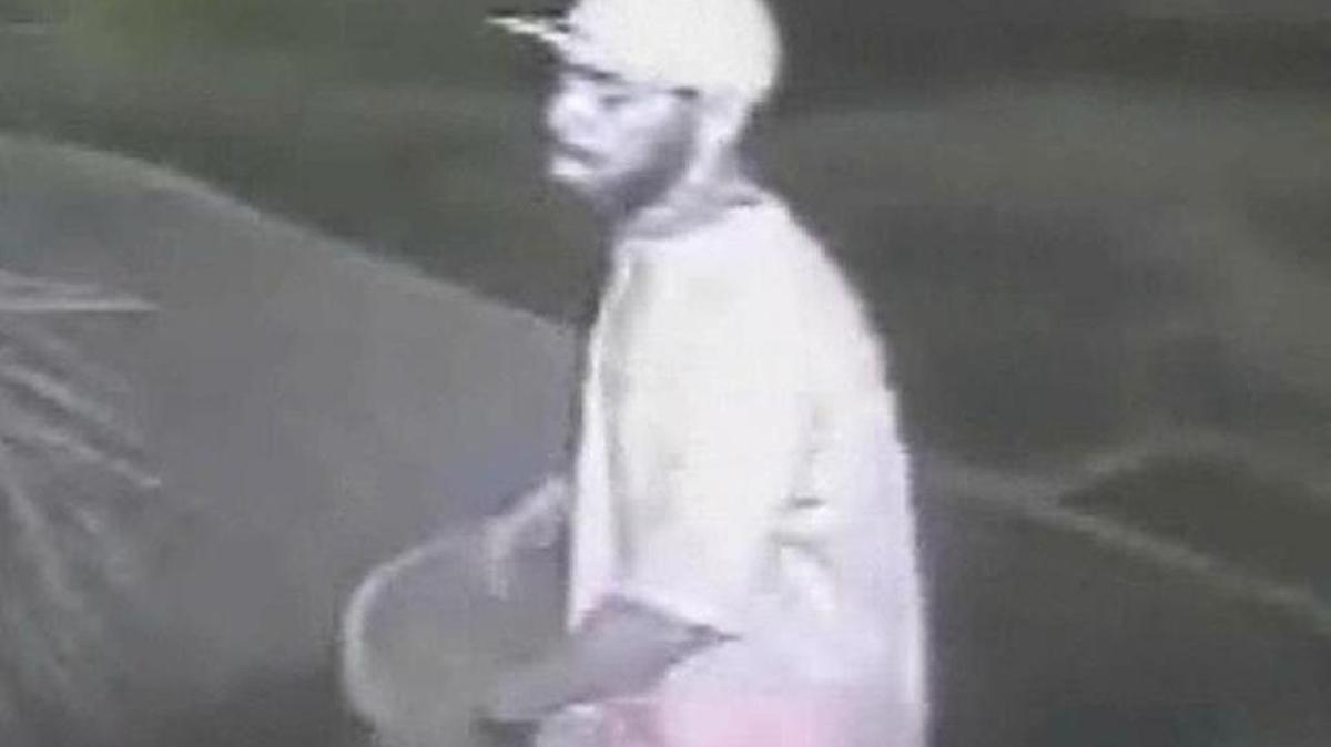 
The Broward Sheriff’s Office is asking for the public’s help in identifying this man, believed to be involved in more than 30 burglaries at businesses across Broward. 
