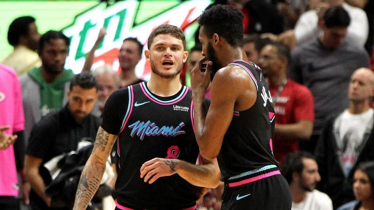 Los jugadores del Heat Tyler Johnson y Derrick Jones Jr. (der.) comentan una jugada en el triunfo ante los Rockets, el 20 de diciembre en el American Airlines Arena.