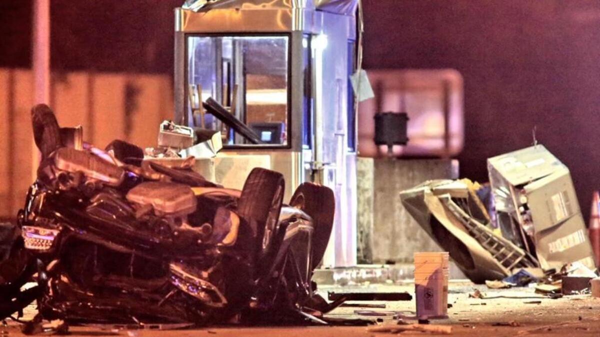 A crash early Tuesday morning involving one car killed two people and seriously injured two others at the toll plaza north of Commercial in North Lauderdale.