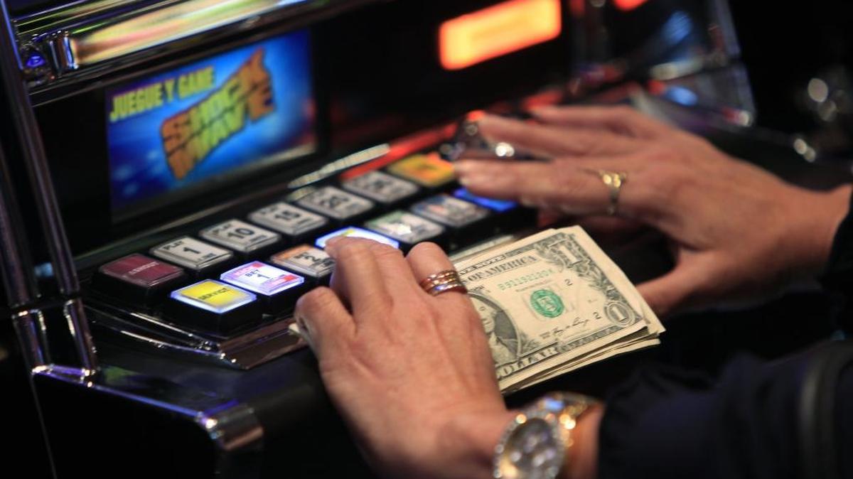 A Leon County court decision has sparked another round of sparring between the Seminole Tribe and the state of Florida over the laws governing slot machines and casino gambling.