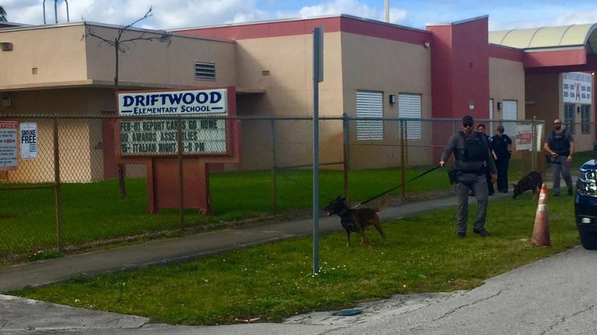 Hollywood police and its K9 crew search the grounds of Hollywood’s Driftwood Elementary after a bomb threat was called in after 2 p.m. Wednesday, Jan. 31, 2018.