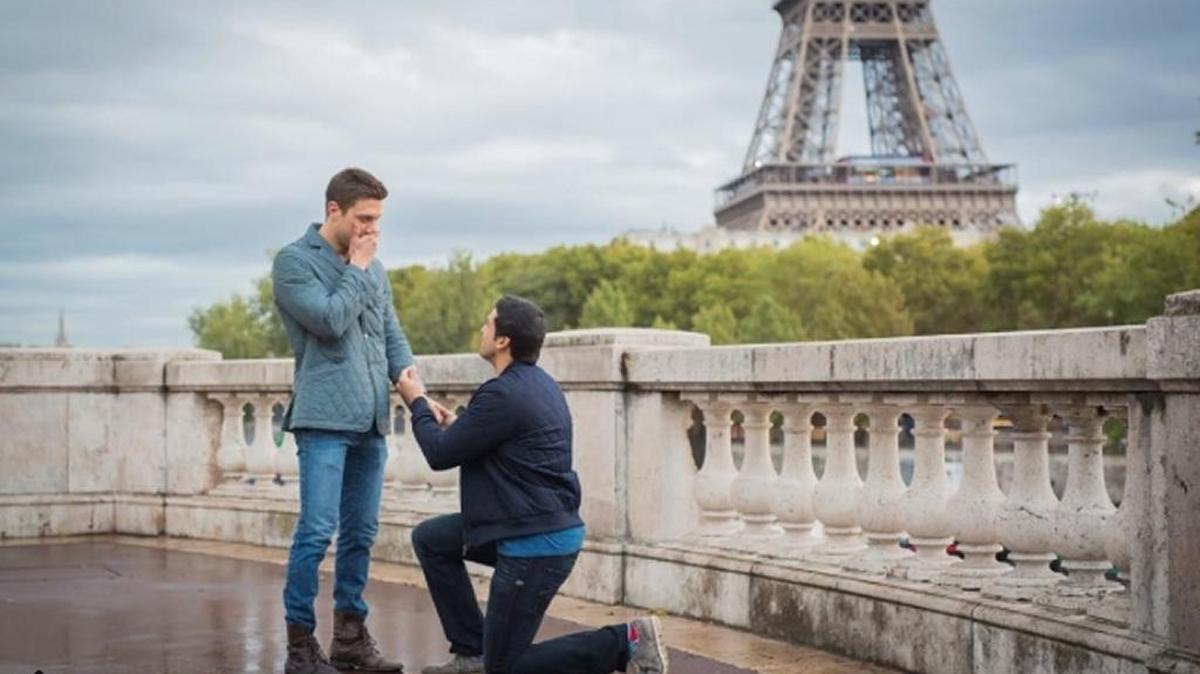 
ABC News’ Gio Benitez proposes to boyfriend Tommy DiDario on Sept. 17, 2015.
