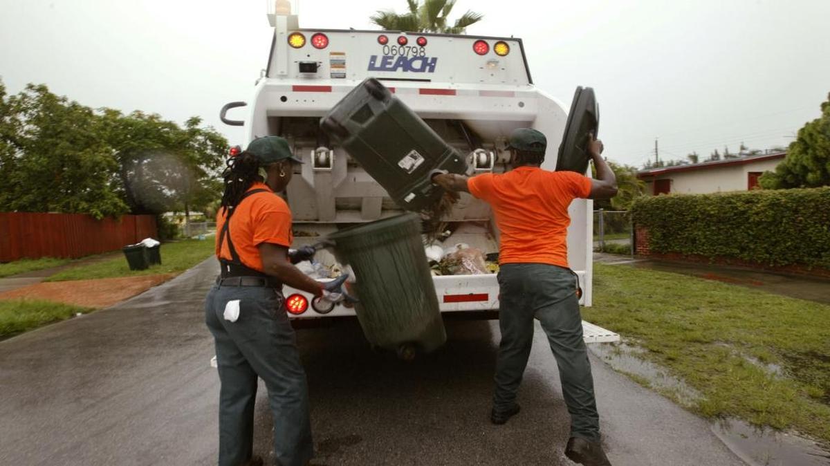 A garbage crew making the rounds in 2003. Miami-Dade hasn’t had a fee increase on its garbage service since 2006.