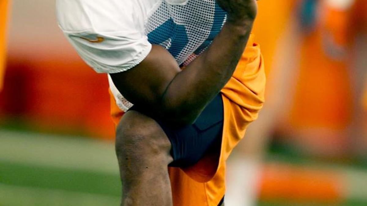 Cornerback Dimitri Patterson stretches during Miami Dolphins practice at the Dolphins training facility at NSU in Davie on July 22, 2013. Patterson injured two Miami-Dade officers on Tuesday, Aug. 15, 2017, while bolting from a Miami-Dade courtroom when a judge ordered him into custody, police said.