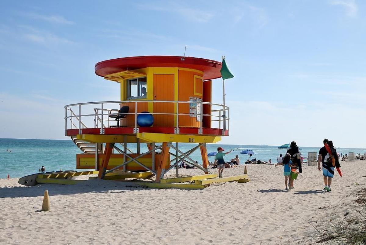 A green flag waves at a lifeguard tower in North Beach advising swimmers of calm conditions on Monday, New Year’s Day 2018.
