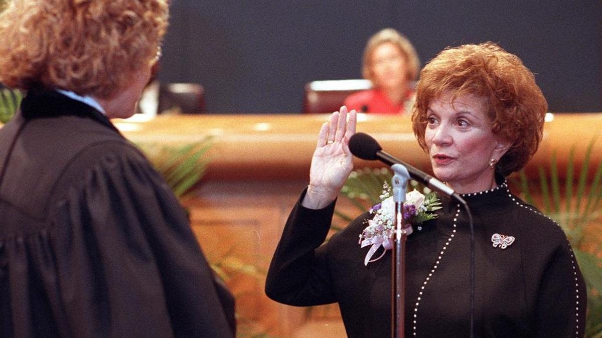 Judge Ursula Ungaro-Benages of the U.S. District Court, swears in newly elected Miami-Dade Commissioner Gwen Margolis, Nov. 16, 1999.
