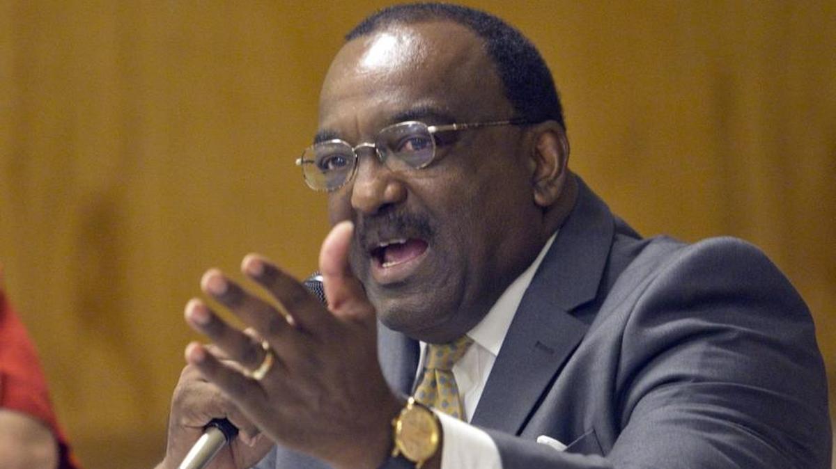 After fellow commissioners said they wouldn’t support it, Miami-Dade Commissioner Dennis Moss pulled a plan to let residents in South Dade vote on forming a new city.