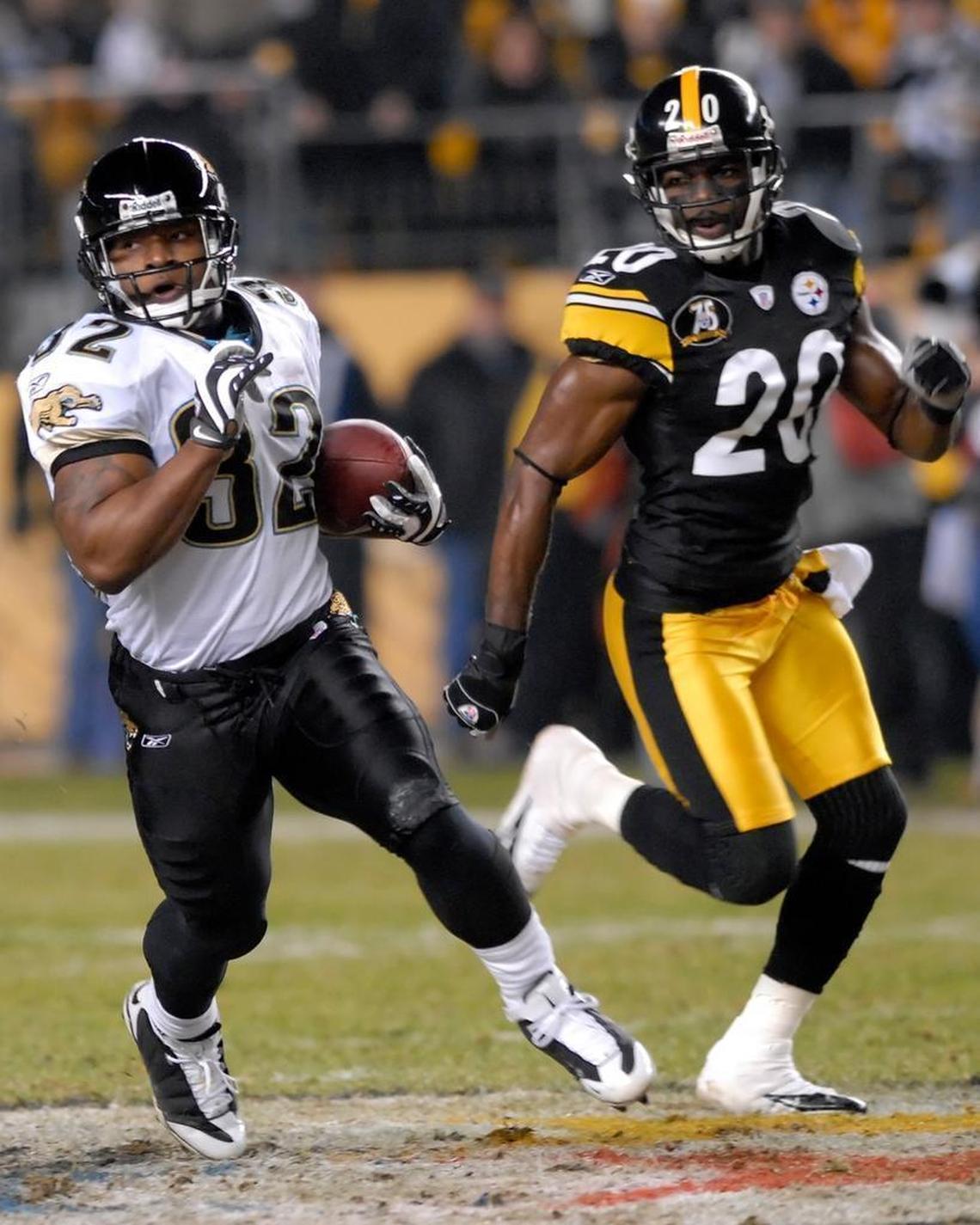 The Steelers’ Bryant McFadden pursues the Jacksonville Jaguars’ Maurice Jones-Drew during the first quarter of the 2008 NFL wild card playoffs in Pittsburgh. McFadden was one of a group of former players who lost money in Hawk investments.