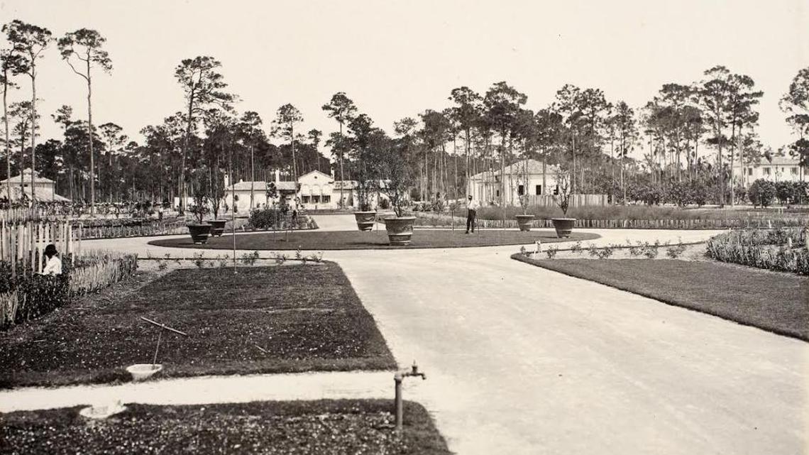 Una vista de 1916 de la granja de Vizcaya, con la casa del superintendente y los edificios de servicio al fondo. Los edificios siguen en su lugar, pero la granja fue sustituida por el edificio del Museo de Ciencias de Miami y la subdivisión de Bay Heights.