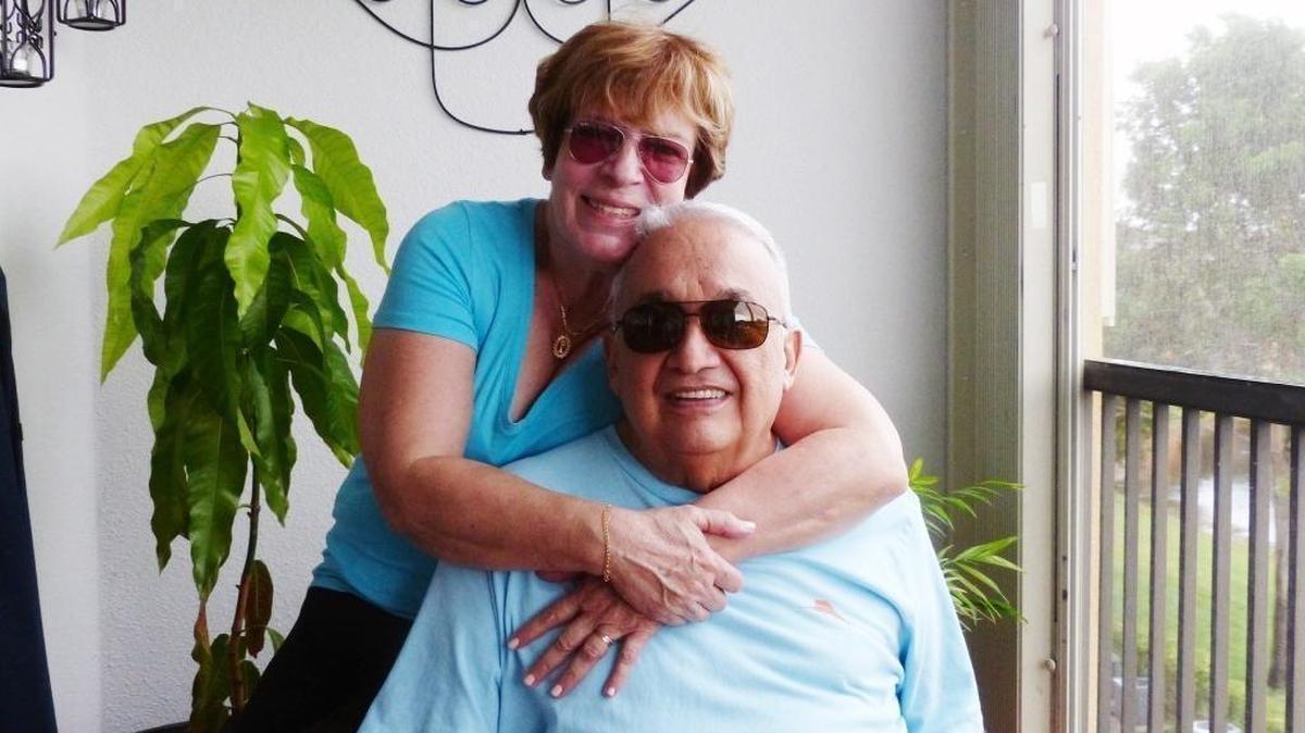 Manolo and Maritza Sánchez, ages 72 and 66, respectively, got rid of their “headache” by selling their bigger but more expensive house and buying a cheaper apartment.
