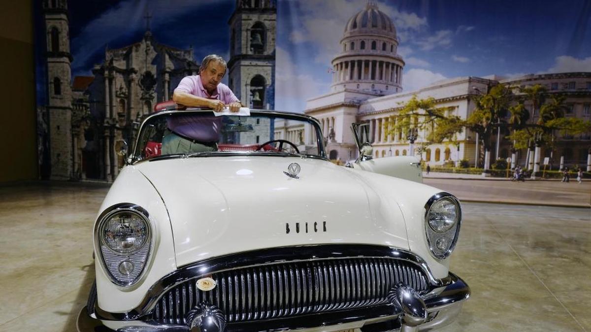 Frank García, gives final touches to his 1954 Buick convertible car, which will be among those on dislay at CubaNostalgia