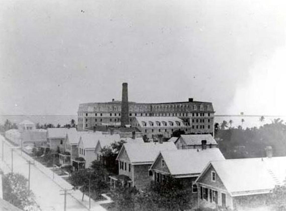 Flagler workers’ homes, near current Southeast Second Street between Southeast First and Second avenue, as they look around 1900, with the Royal Palm Hotel in the background.
