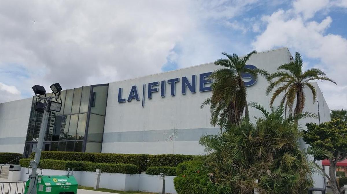 Aventura police are looking for a white Mercedes hatchback in connection with a shooting Friday night that left one man dead in the parking lot of this popular LA Fitness at 3455 NE 207th St.