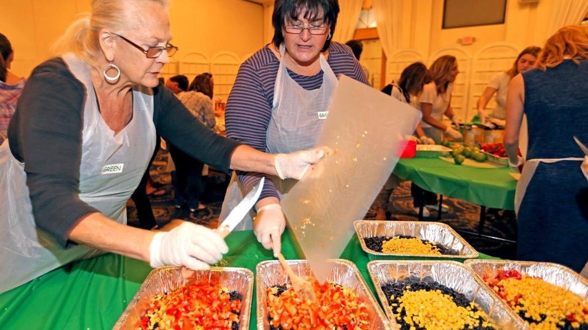 Illona Bergstrom and Eileen Storch prepare a bean salad at the Aventura Turnberry Jewish Center in Aventura on Monday, Nov. 23, 2015.