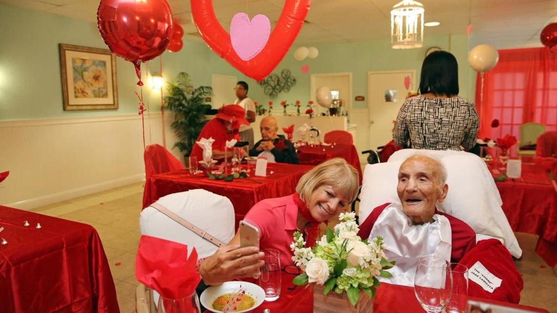 “Raging Bull” Jake LaMotta, now 95, lives at Palm Garden of Aventura. On June 22, the center hosted a ‘Special Date Night’ for six longtime couples, including LaMotta and his long-time partner of 25 years Denise Baker.