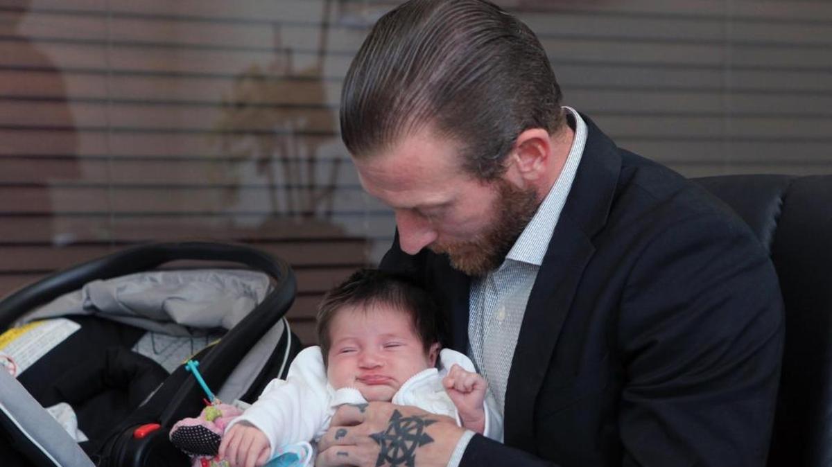 Justin Johnson carga a su hija, Ingrid Ronan Johnson, en abril pasado. Agentes de la Policía miccosukke se llevaron a la menor del Hospital Baptist en marzo del 2018.