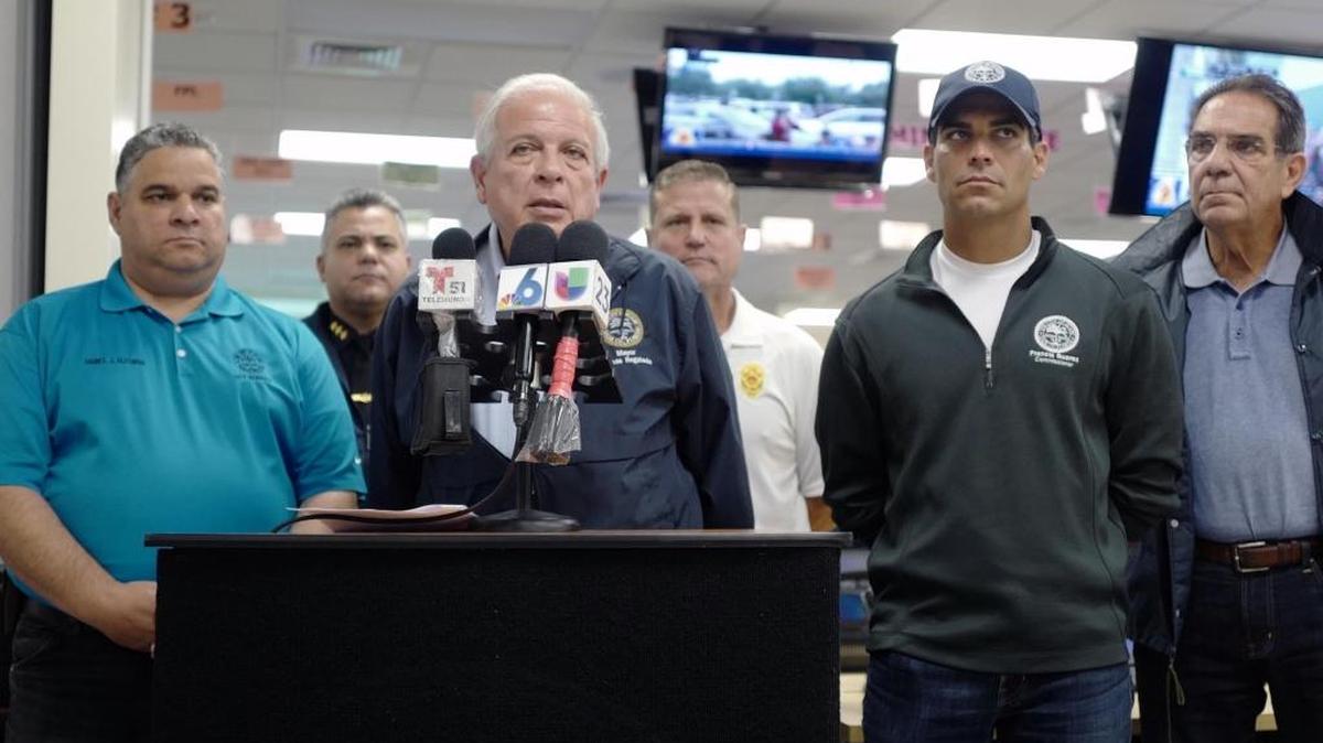 Miami City Manager Daniel Alfonso (left in blue) has an agreement with mayor-elect Francis Suarez (right in hat) to step down as the city’s top administrator no later than Jan. 10.