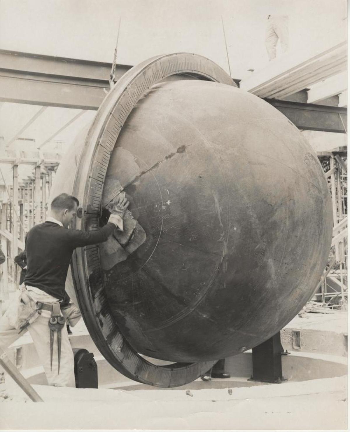 Un trabajador maneja el globo terráqueo gigante de Pan Am mientras se instala en 1960 en el entonces nuevo Miami Museum of Science.