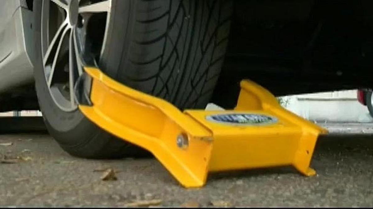 A car immobilized by a boot
