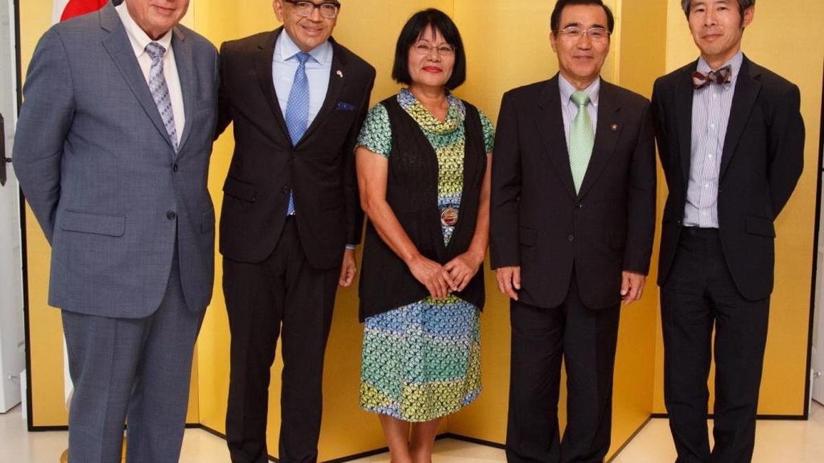 From left, Miami Mayor Tomas Regalado, 2016 Foreign Minister’s Commendations Recipients Jose Keichi Fuentes and Yoshiko Tokuda Carlton, Kagoshima Mayor Hiroyuki Mori, and Consul General of the Consulate-General of Japan in Miami Ken Okiniwa.