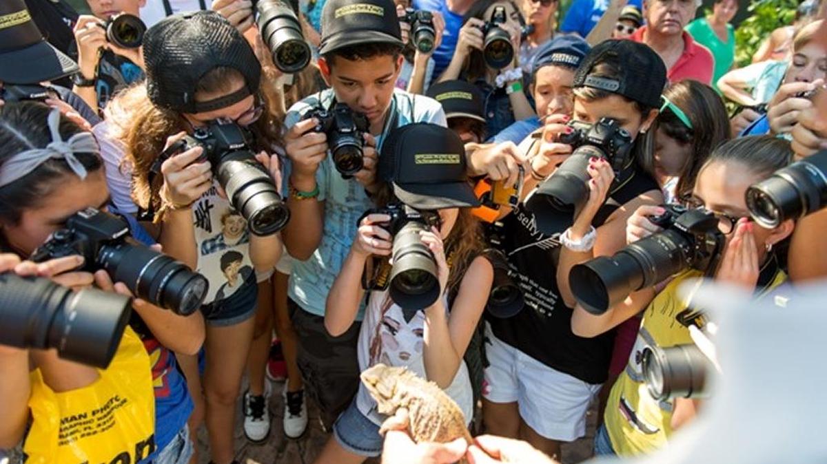 
Middle-school students who love photography celebrate with new friends — animal and human — at the 2014 Mercantil Commercebank’s Zoolens Photography Project.
