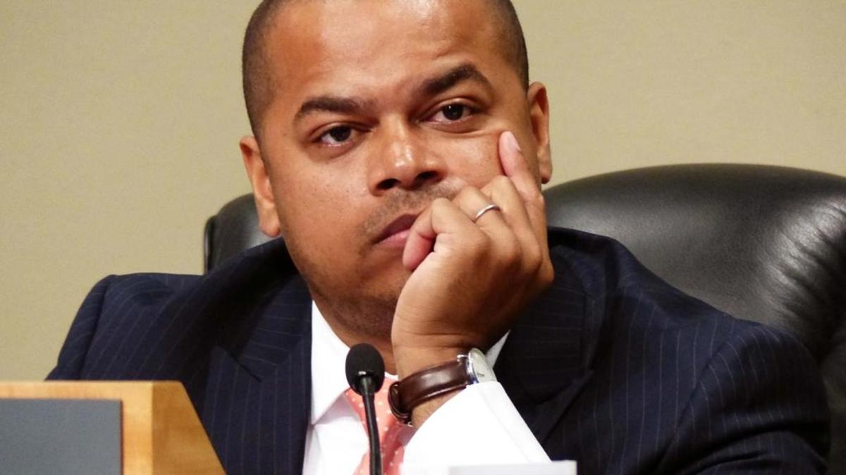 Miami Commission Chairman Keon Hardemon ended Thursday’s commission meeting at 2:56 p.m. when he couldn’t get enough commissioners on the dais to conduct their business.