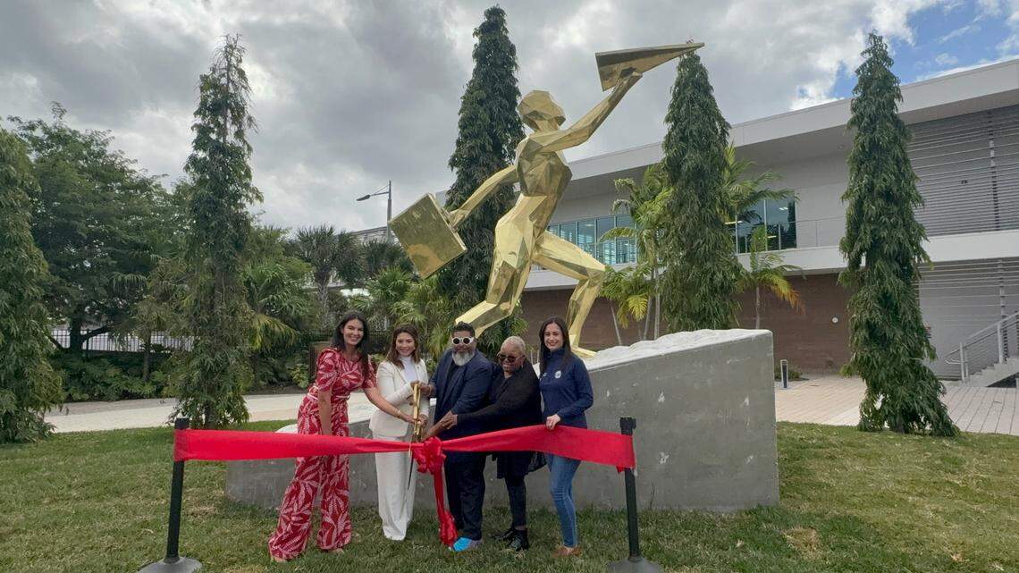 The City of Doral unveiled the “Migrante Monument,” a bronze sculpture symbolizing “strength and determination,” created by Venezuelan artist Nelson Gonzalez. From left to right: newly elected Councilwoman Nicole Reinoso, Mayor Christi Fraga, artist Nelson Gonzalez, Sandra York, Nelson Gonzalez’s agent, and Councilwoman Maureen Porras.