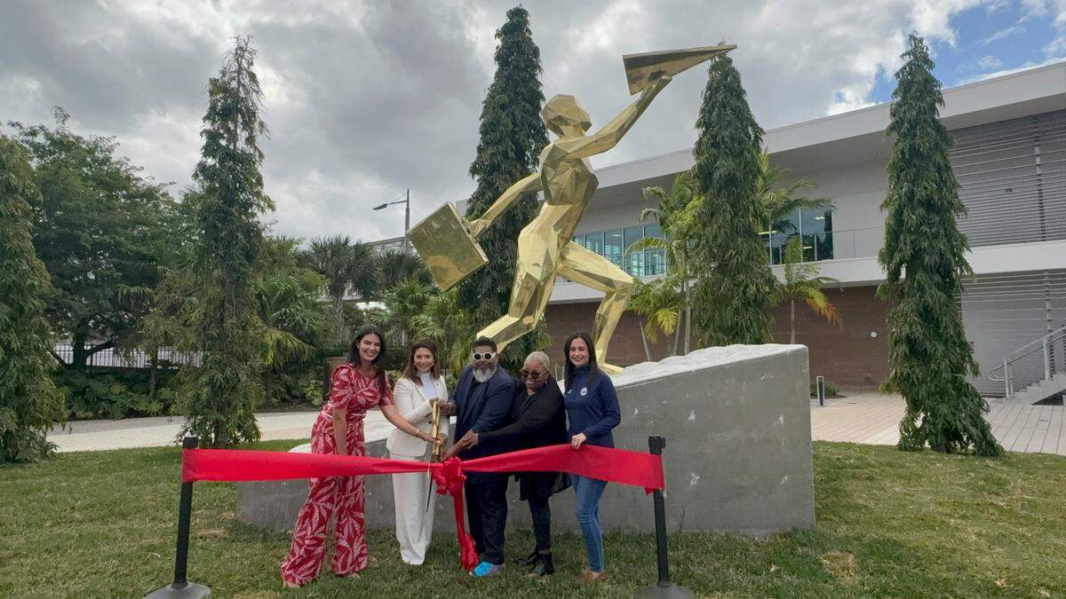 La Ciudad de Doral inauguró el “Monumento al Migrante”, una escultura de bronce que simboliza “fuerza y ​​determinación”, creada por el artista venezolano Nelson González. De izquierda a derecha: la recién electa concejal Nicole Reinoso, la alcaldesa Christi Fraga, el artista Nelsón González, Sandra York, Agente de STUDIO Nelsón González LLC, y la concejal Maureen Porras.