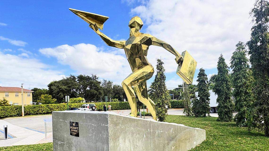 The “Migrante Monument” is a 16-foot metal structure coated with layers of marble powder and white cement, featuring spotlights to illuminate it at night. The monument honors the resilience and entrepreneurial spirit of migrants and their valuable contributions to Doral’s community.