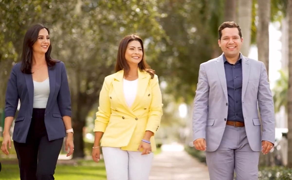 Political ad in 2022 when Maureen Porras, Christi Fraga and Rafael Pineyro ran for mayor and council member positions on a slate. Two years later, that alliance is been fragmenting, leaving the mayor in a weak position, facing three votes against her in the majority of her proposals.