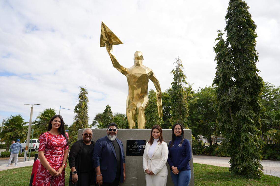 The City of Doral unveiled the “Migrante Monument,” a bronze sculpture symbolizing “strength and determination,” created by Venezuelan artist Nelson Gonzalez.