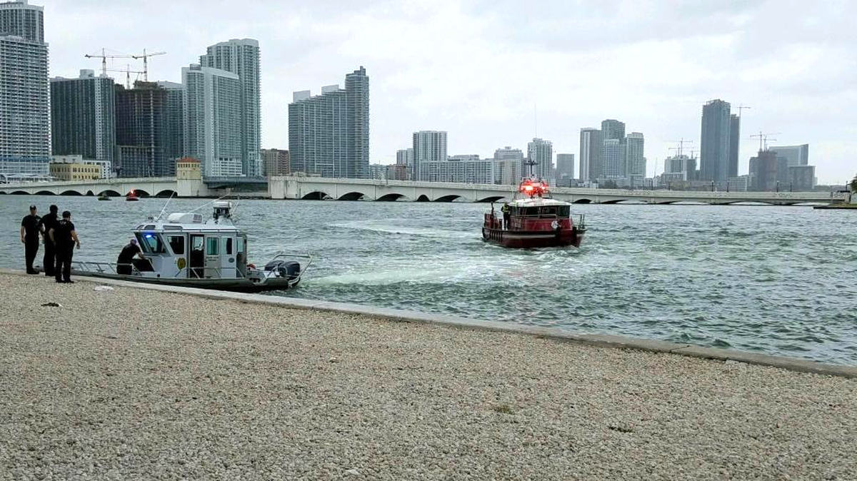 Rescatistas de los bomberos de Miami sacan al hombre de la camioneta que cayó en la Bahía de Biscayne, cerca de Jungle Island, el jueves por la tarde. 
