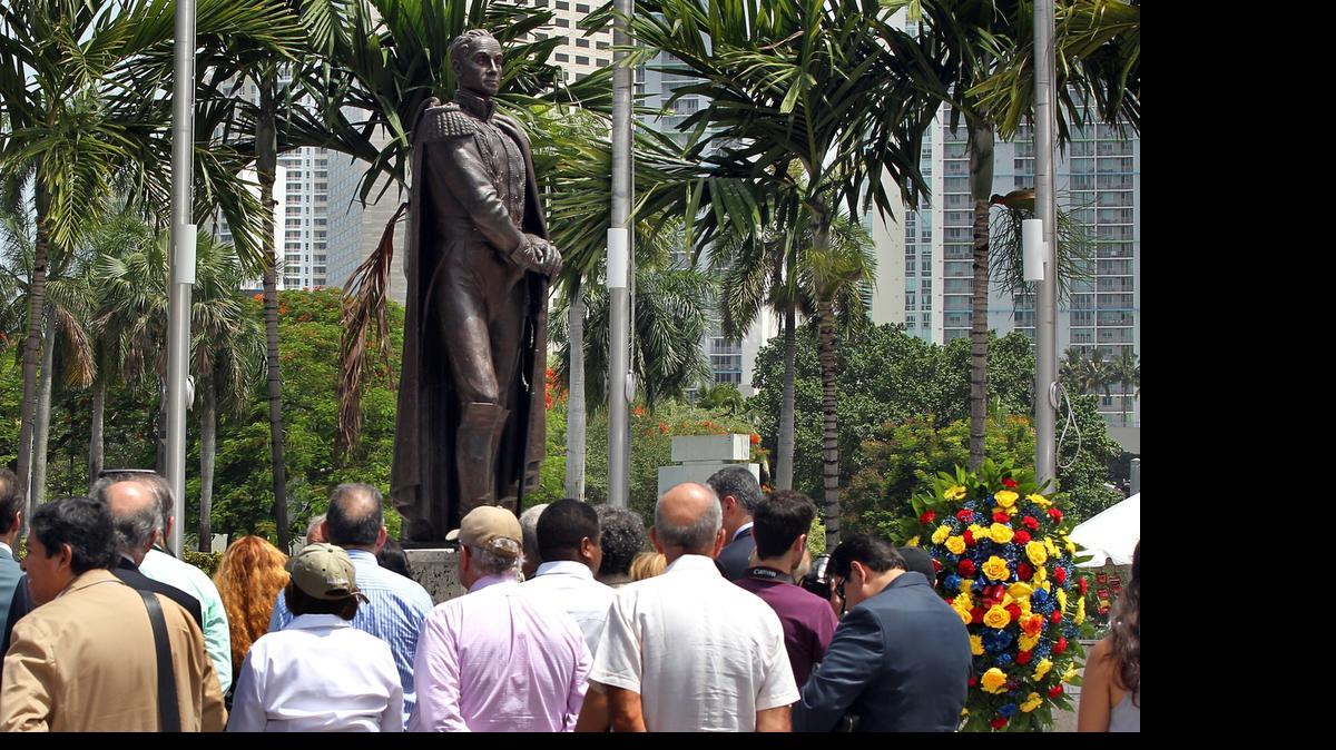 
Miami Venezuelan leaders and others placed a wreath at the Simon Bolivar statue on Biscayne Boulevard to honor the independence hero.
