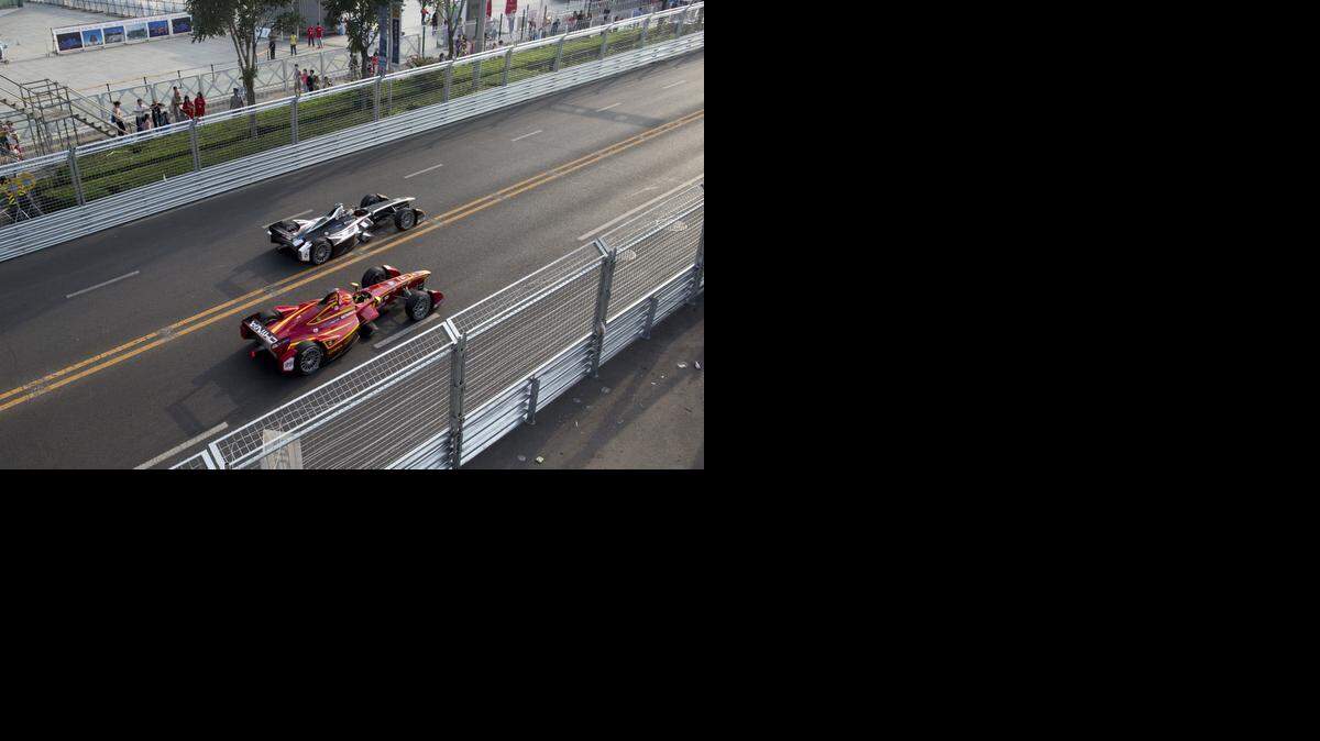
Formula E cars race during the FIA Formula E 2014 Beijing ePrix at the Beijing Olympic Green Circuit in Beijing, China, on Saturday, Sept. 13, 2014. 
