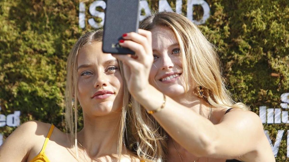 Sports Illustrated swimsuit models Chase Carter and Kate Bock take a selfie before the SI Swimsuit Island press conference outside the W Hotel in Miami Beach on Thursday, December 6, 2017.